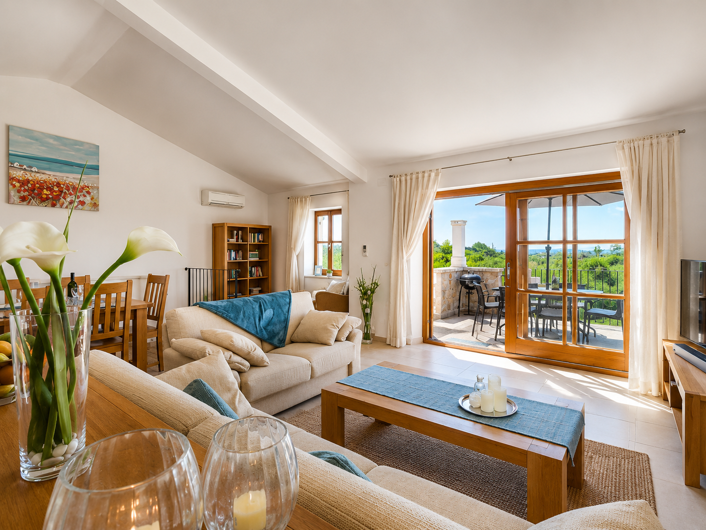 Helles Wohnzimmer der Casa Nini mit Blick auf die Terrasse und die Hügel Istriens