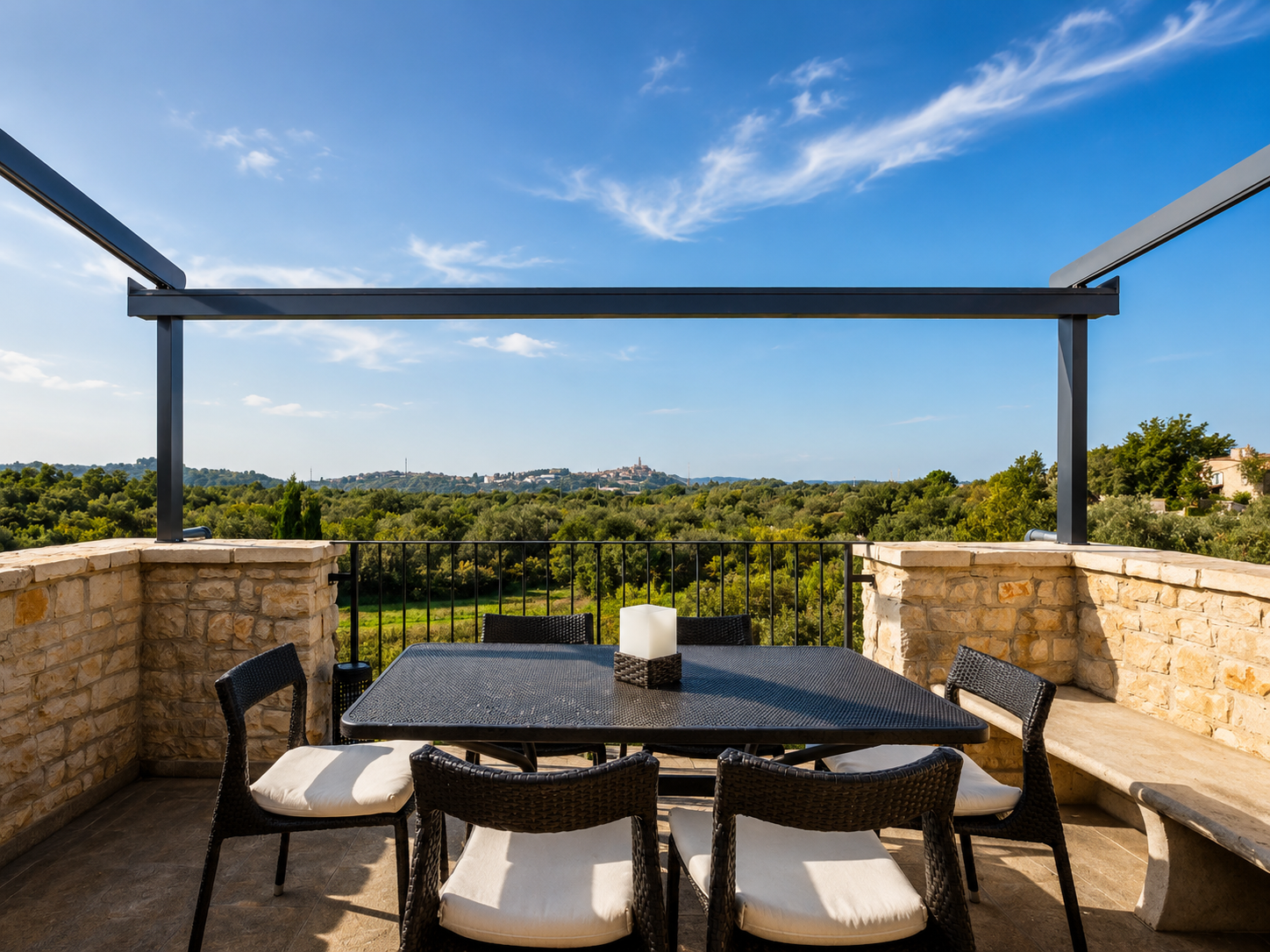 Casa Nini — Terrasse mit Blick auf die Hügel Istriens und die Altstadt von Buje